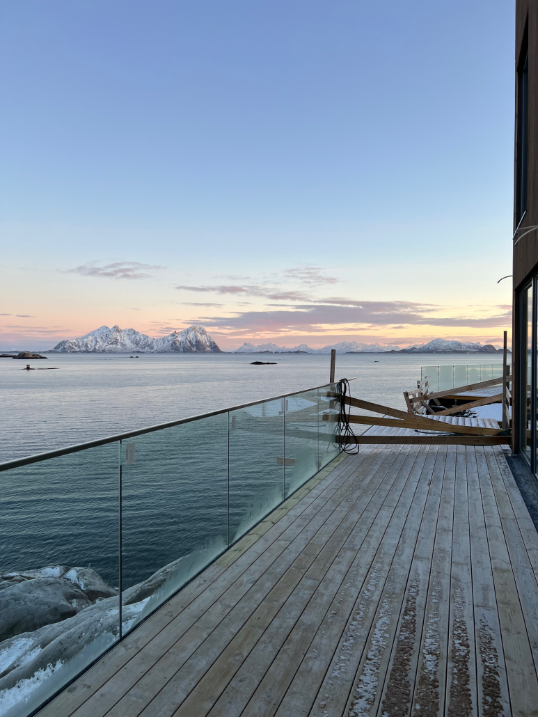 Glassrekkverk montert ved nordsjøen i Norge