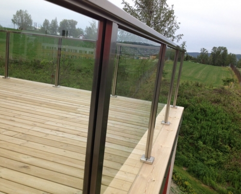 Pro-Vista Glassrekkverk med stolper i eloksert aluminium