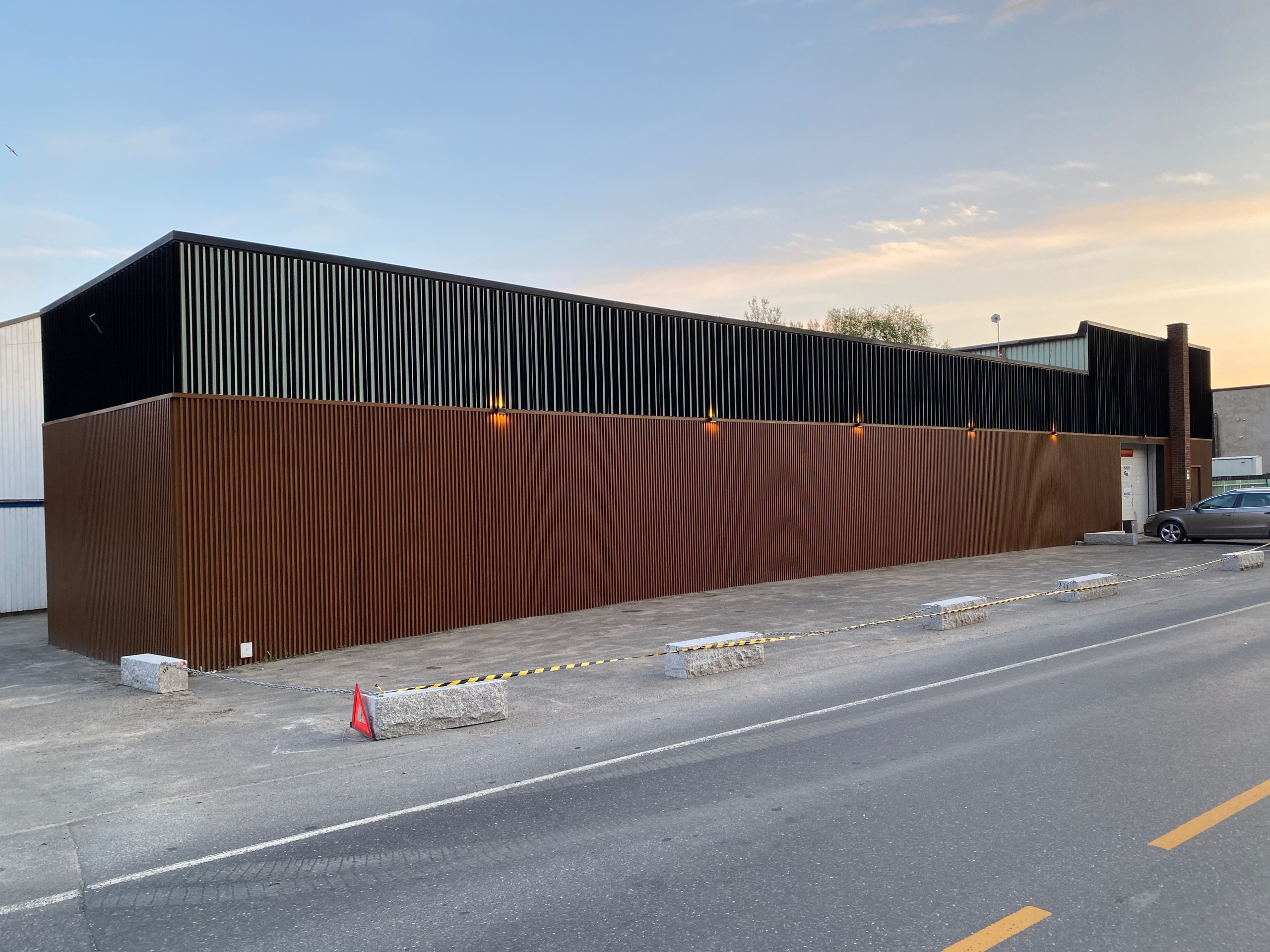 Alukled kledning Utvendig kledning, montert som stående kledning.