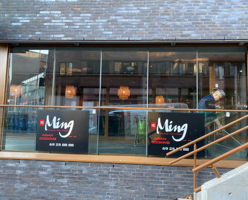 Innglassing montert på en restaurant i Moss, Norge. Viser bruksområdet til innglassingen i restaurantbransjen og hvordan det vil se ut på et kommersielt lokale.