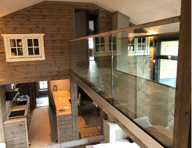 Glassrekkverk montert inne på en Hytte