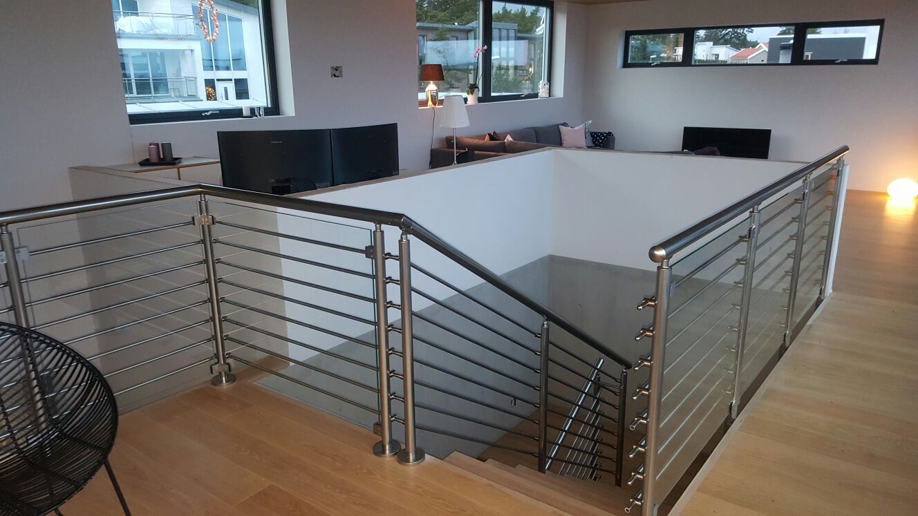 Stolperekkverk med spiler montert på trapp Inne. Trapperekkverk.